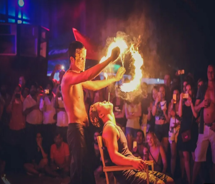 火舞表演+啤酒或飲料任選1